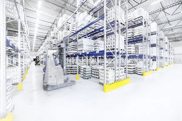 Pallet racking dam