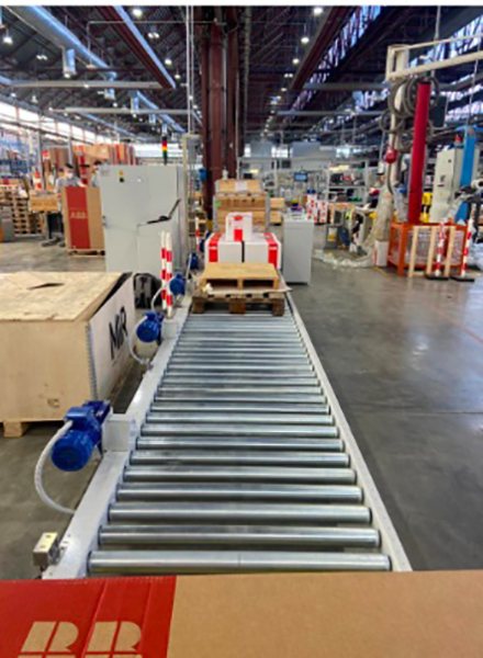 Pallet handling line and mobile robot in the shipping area