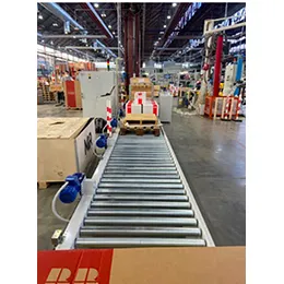 Pallet handling line and mobile robot in the shipping area
